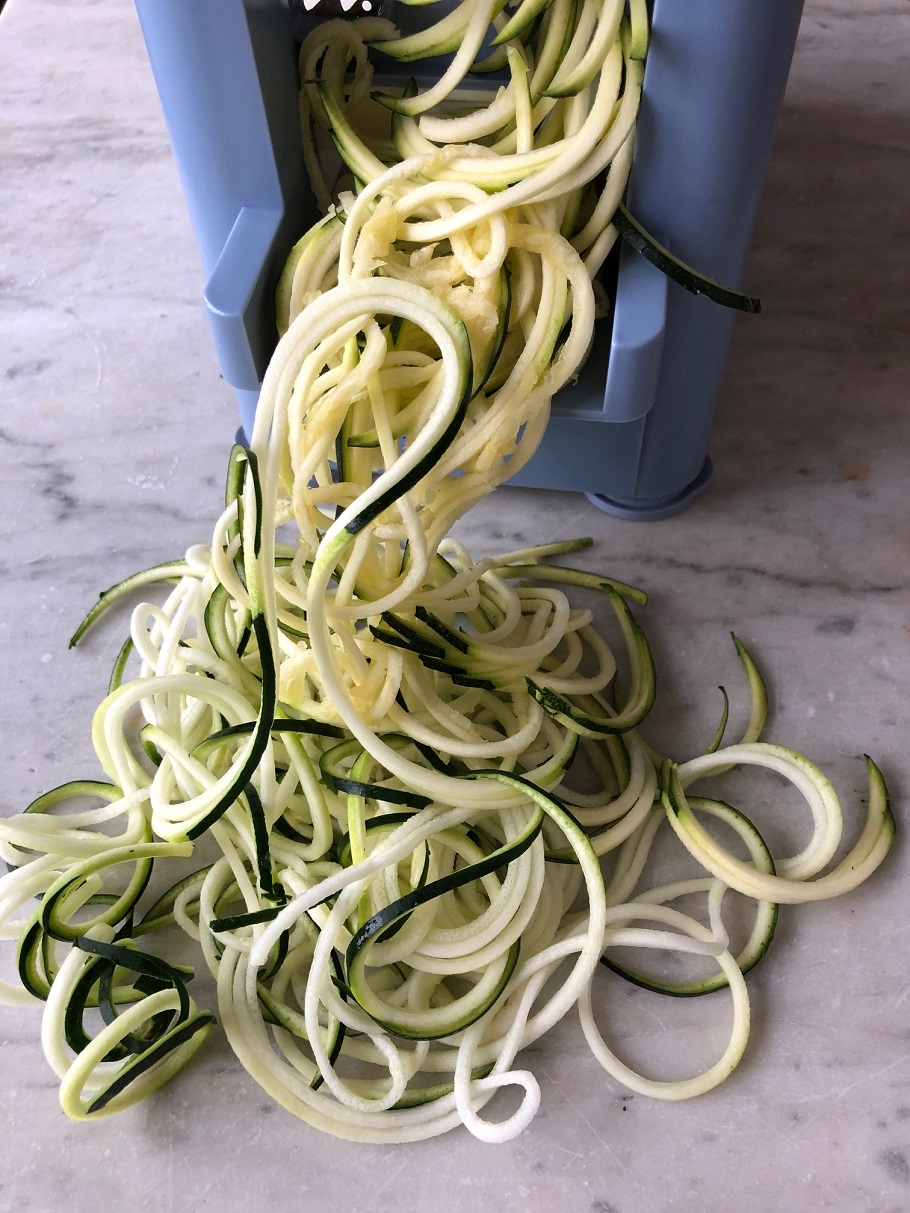Grönsakssvar som svarvat zucchininudlar