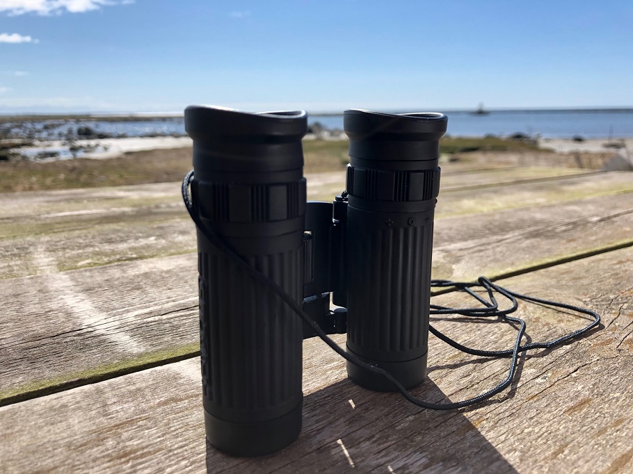 en kikare står på ett bord utomhus