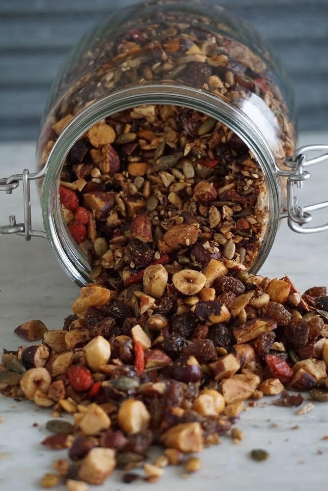 en glasburk fylld med hemmagjord müsli